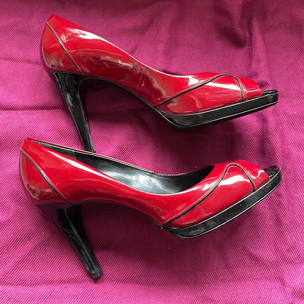 Ann Taylor Peep Toe Patent Leather Red Platform Heel Pump/black piping. Size 7.5